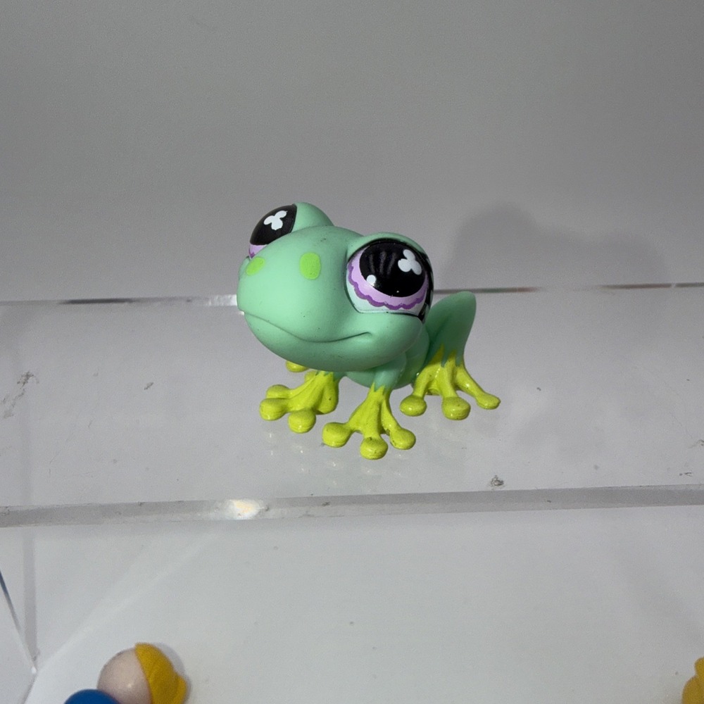 Littlest Pet Shop Frog - #479 - 2007 - Green w neon green feet & purple eyes